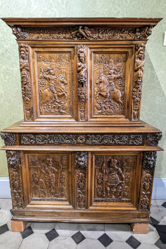 Шкаф 16-ый век - Георгий А Шкаф 16-ый век - Георгий А