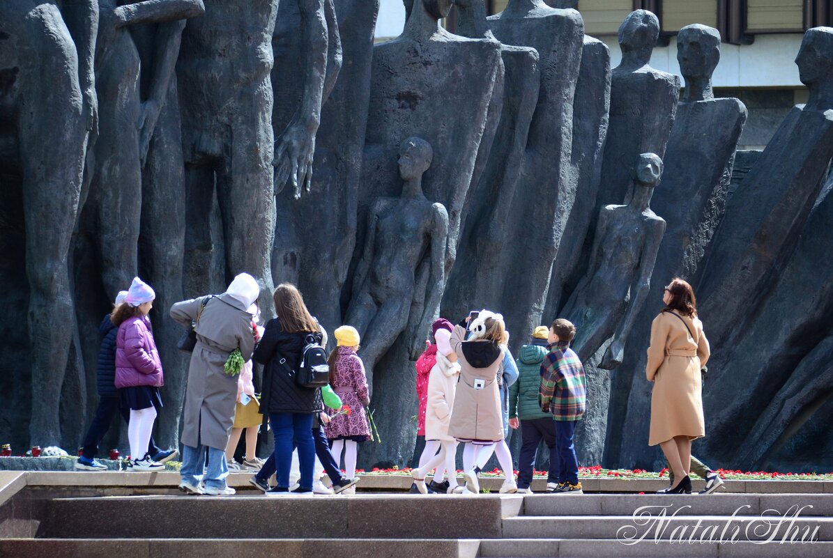 Фоторепортаж. Дети у монумента. 2 - Наталья Вязигина Фоторепортаж. Дети у монумента. 2 - Наталья Вязигина