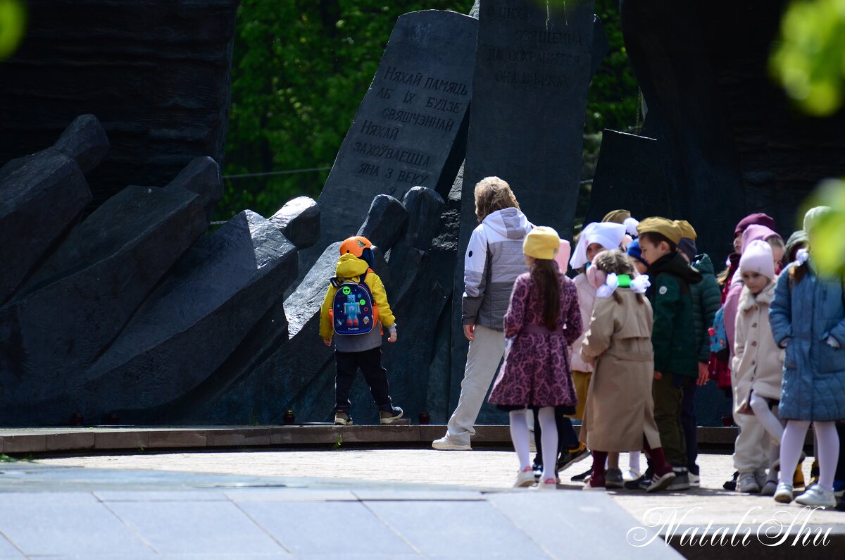 Фоторепортаж. Дети у монумента. 5 - Наталья Вязигина