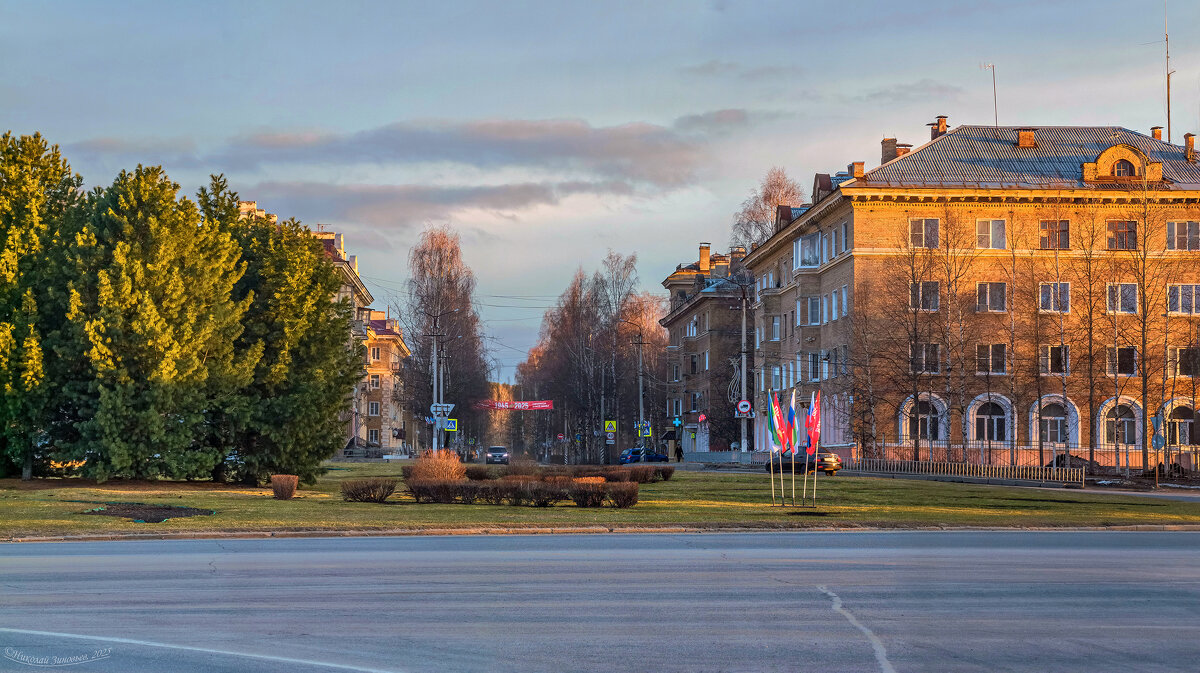 Ухта, майский вечер в Старом Городе. Дома в стиле "сталинский ампир" - редкость для северн - Николай Зиновьев Ухта, майский вечер в Старом Городе. Дома в стиле "сталинский ампир" - редкость для северн - Николай Зиновьев