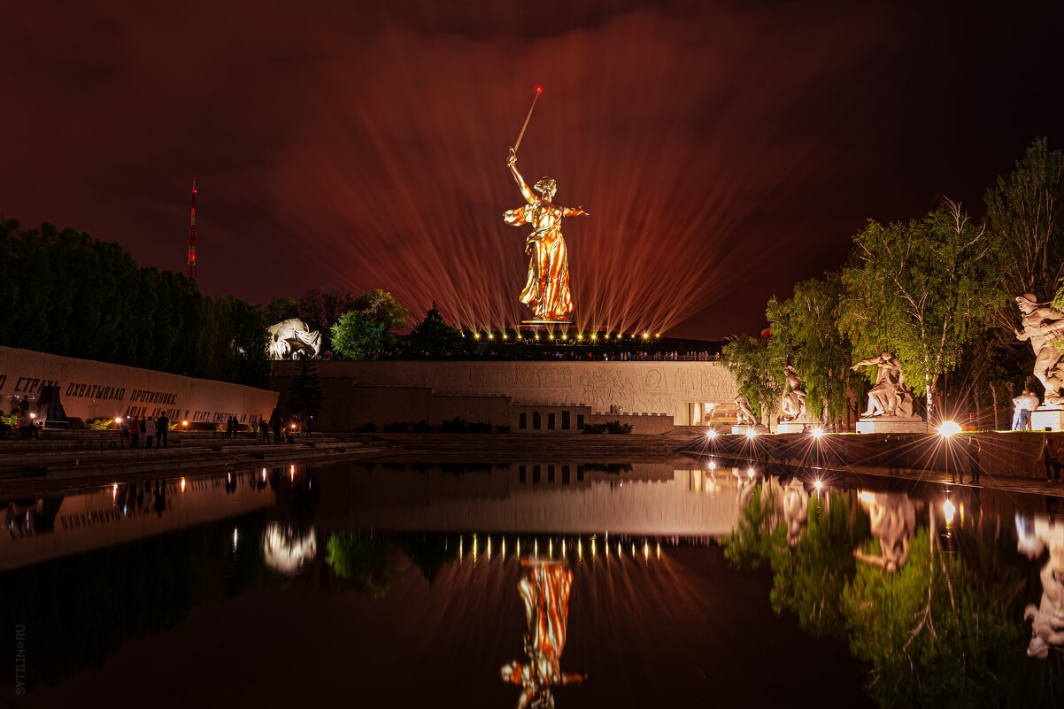 Световое шоу на Мамаевом кургане в день победы. Волгоград - Павел Сытилин Световое шоу на Мамаевом кургане в день победы. Волгоград - Павел Сытилин