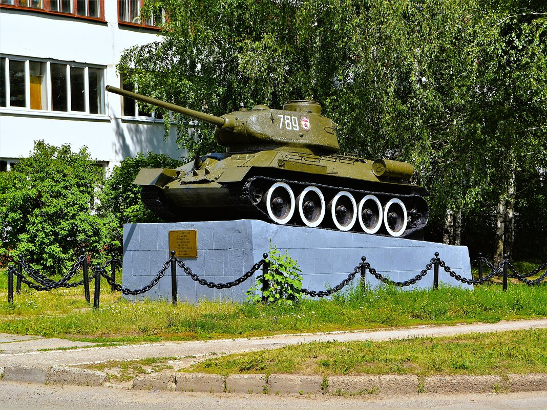 Чебоксары. Памятник воинам-танкистам - участникам Великой Отечественной войны. - Пётр Чернега Чебоксары. Памятник воинам-танкистам - участникам Великой Отечественной войны. - Пётр Чернега