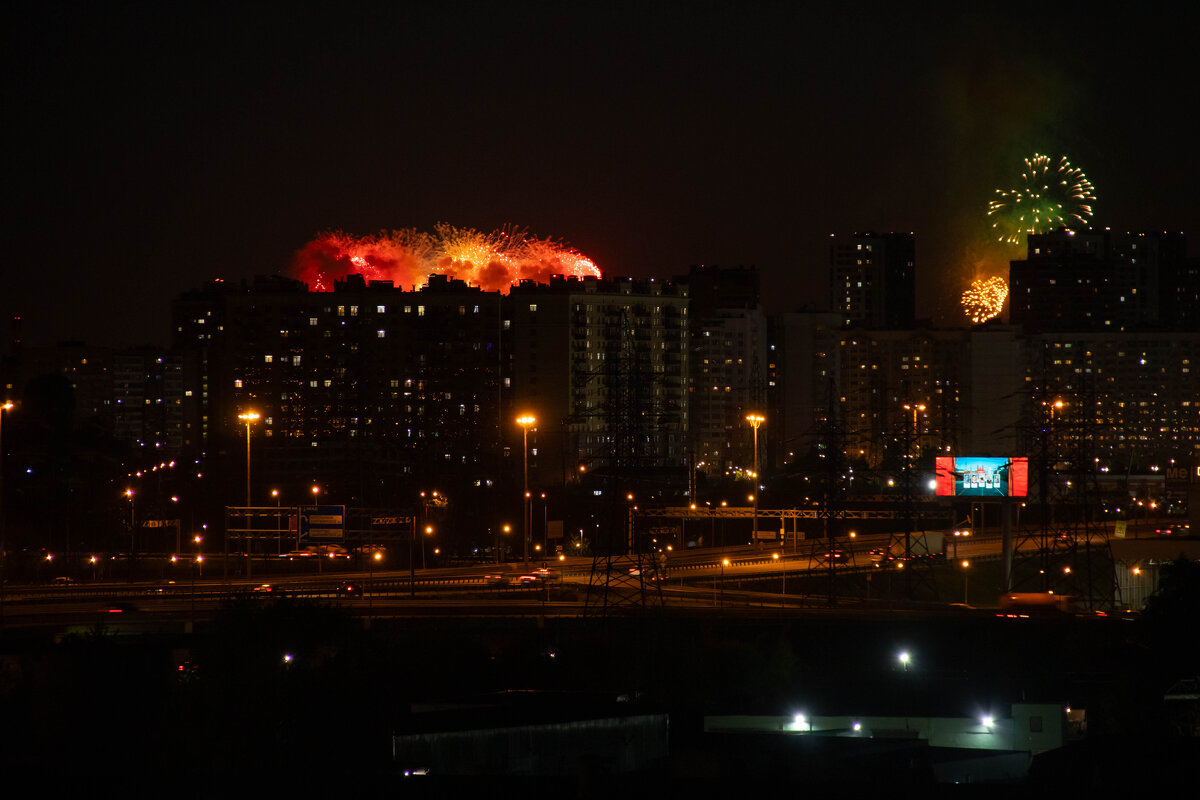 Праздничный салют за домами - Andrew Праздничный салют за домами - Andrew