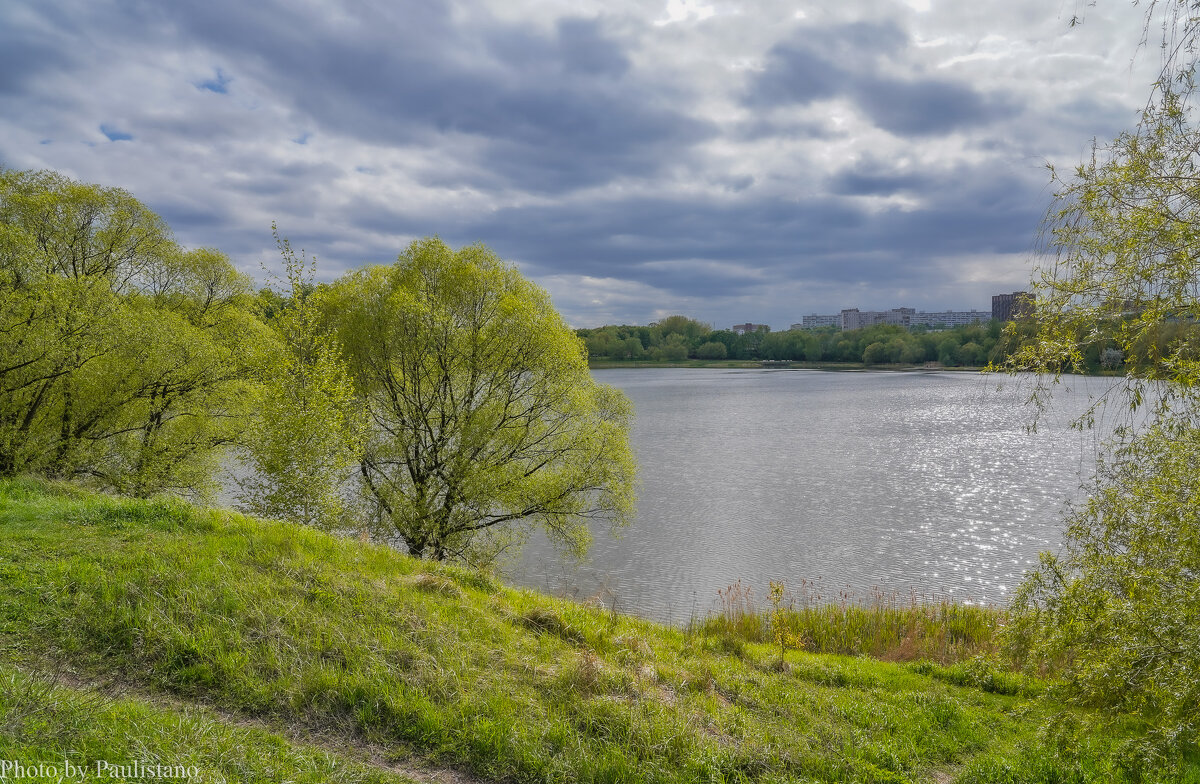 На берегу... - Владимир Жданов
