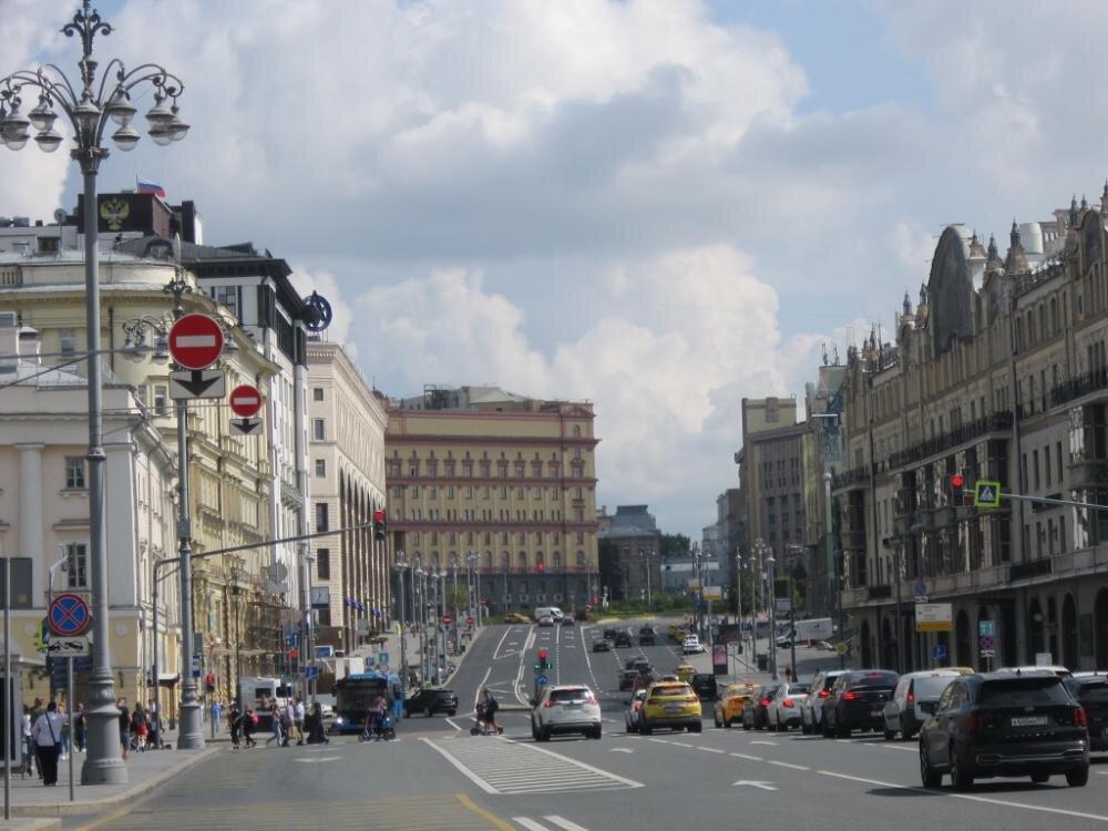 Москва. Театральный проезд. Большое движение - Дмитрий Никитин Москва. Театральный проезд. Большое движение - Дмитрий Никитин