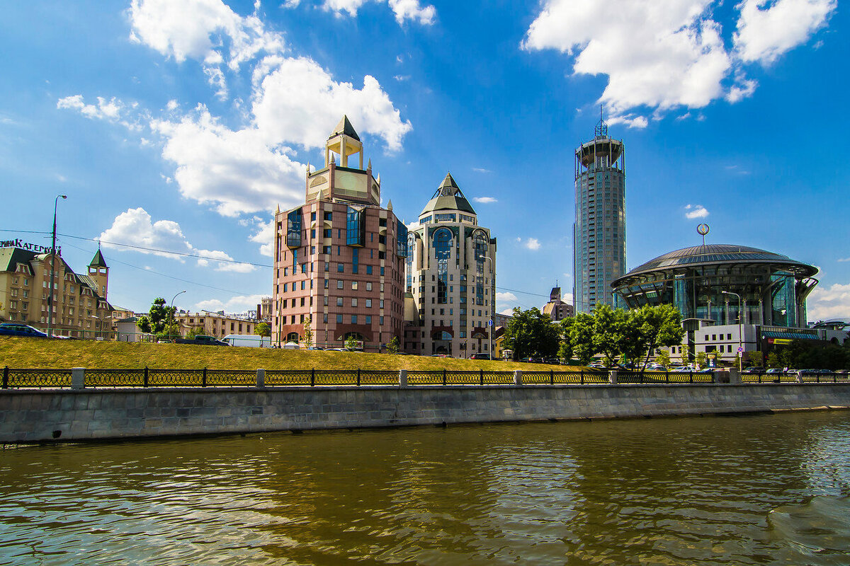 Проплывая мимо, по Москве реке. - Петр Беляков