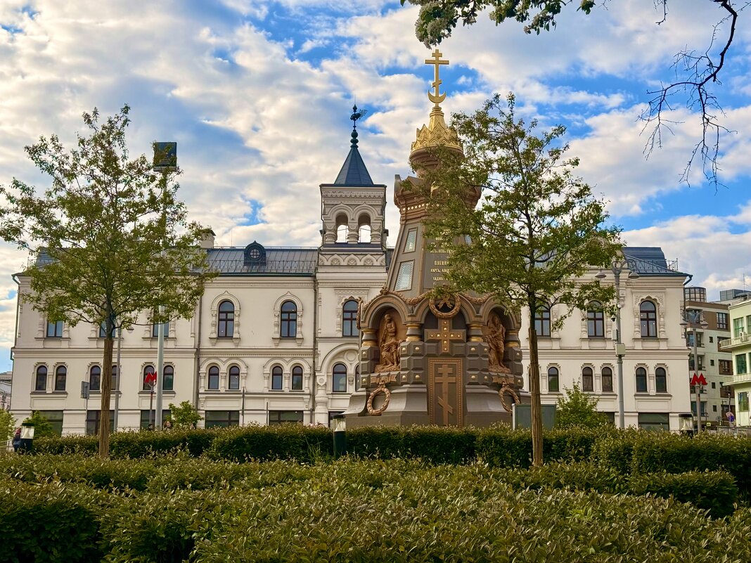 Мемориал Героям Плевны на фоне Политехнического музея - Iren Brilliance Мемориал Героям Плевны на фоне Политехнического музея - Iren Brilliance