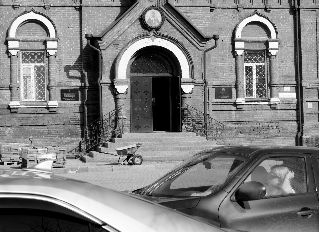 In the death car (dedicated to Emir Kusturica) - Maria Rainer