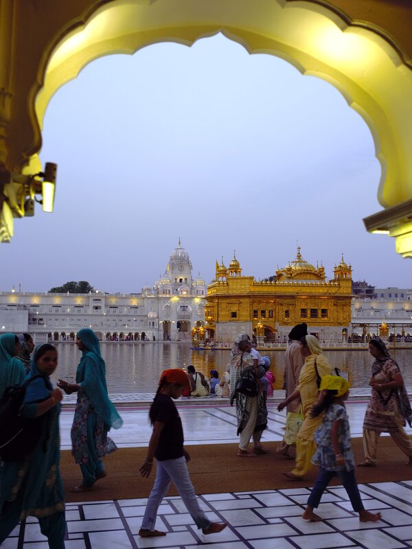 Людской поток обозревая... - liudmila drake Людской поток обозревая... - liudmila drake