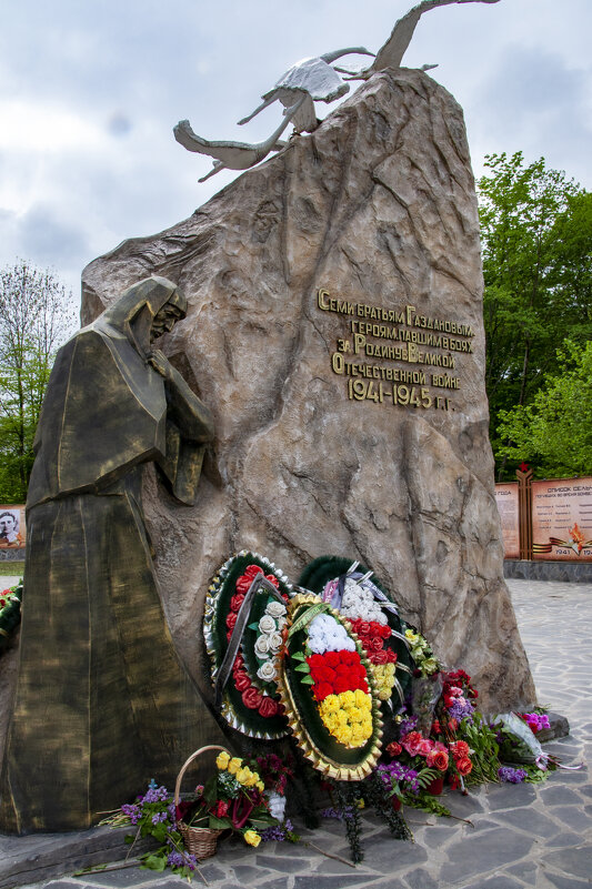 Дзуарикау. Мемориал семи братьям Газдановым и другим односельчанам, погибшим в Отечественную войну - Gen Дзуарикау. Мемориал семи братьям Газдановым и другим односельчанам, погибшим в Отечественную войну - Gen