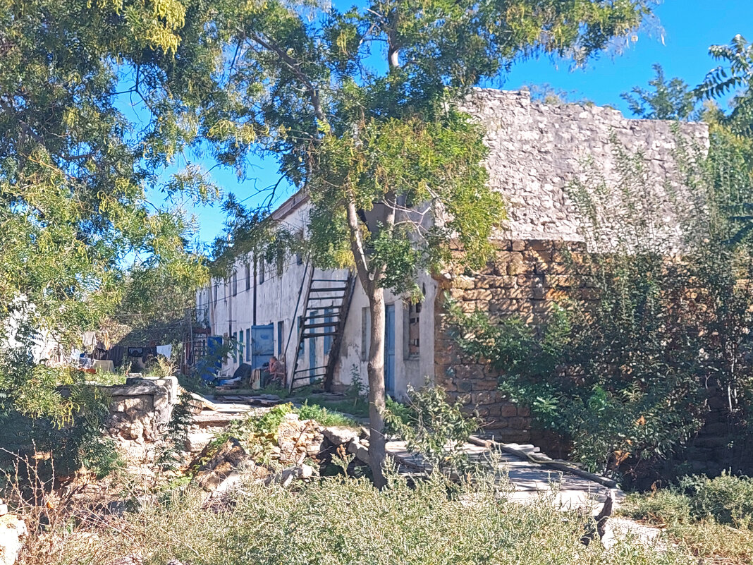 Дома в Генуэзской крепости - ИРЭН@ . Дома в Генуэзской крепости - ИРЭН@ .