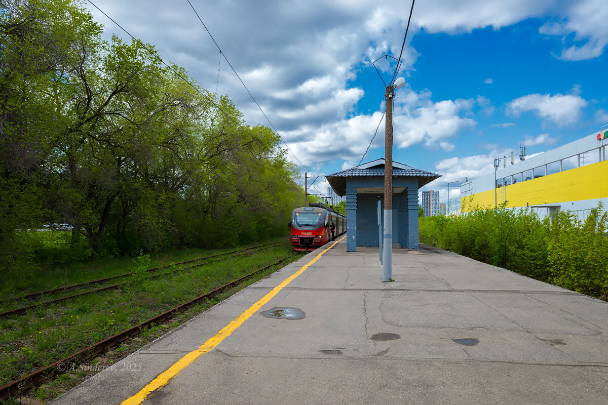 Электричка на остановке - Александр Синдерёв