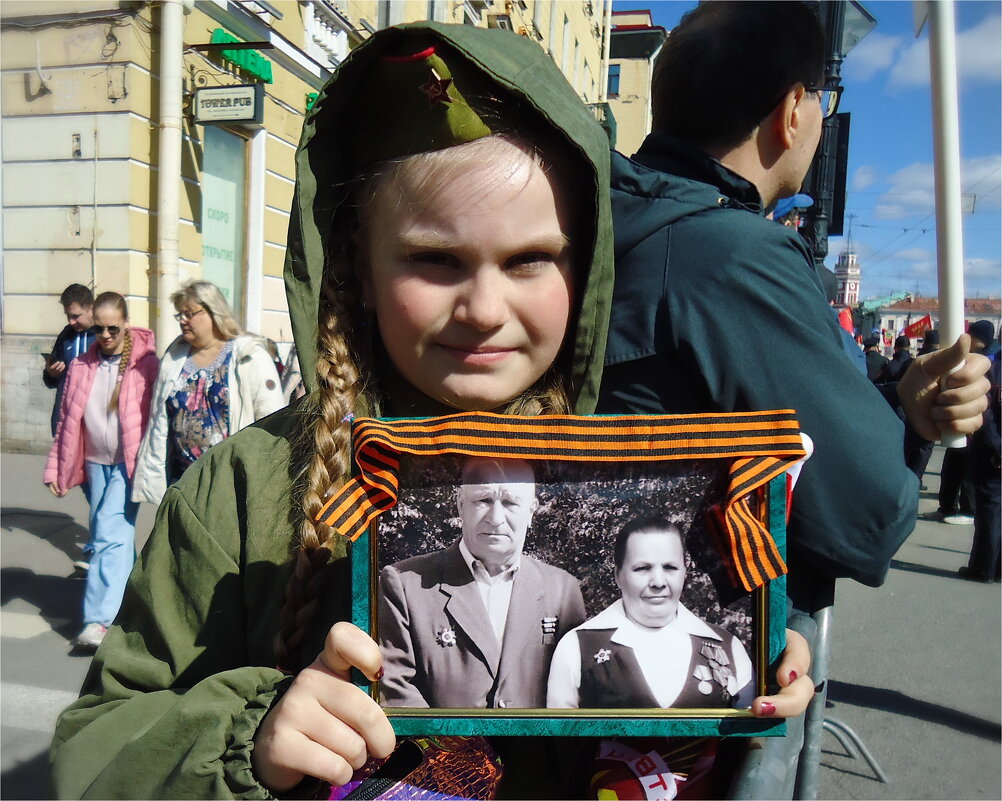 девочка с портретом - sv.kaschuk девочка с портретом - sv.kaschuk