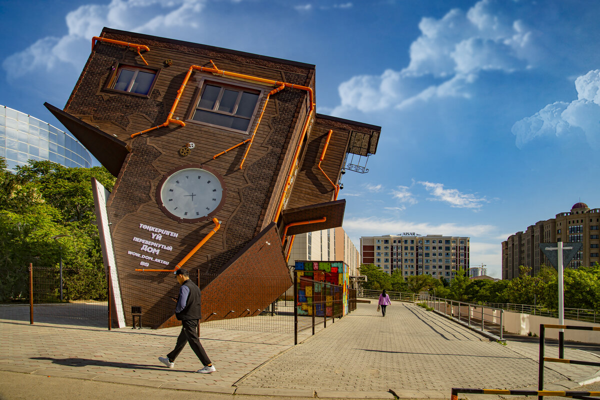 Перевёрнутый дом - Анатолий Чикчирный