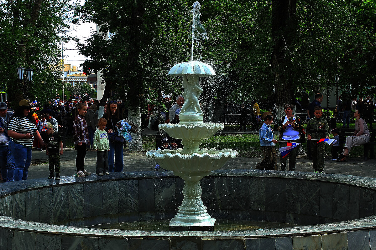 У фонтана - Юрий Гайворонскiий