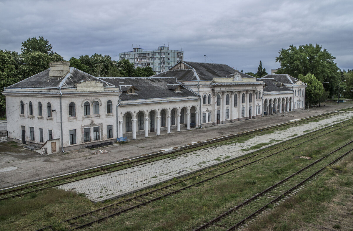 Оживлённый железнодорожный вокзал в бурноразвивающемся регионе - Коля Лукашов Оживлённый железнодорожный вокзал в бурноразвивающемся регионе - Коля Лукашов