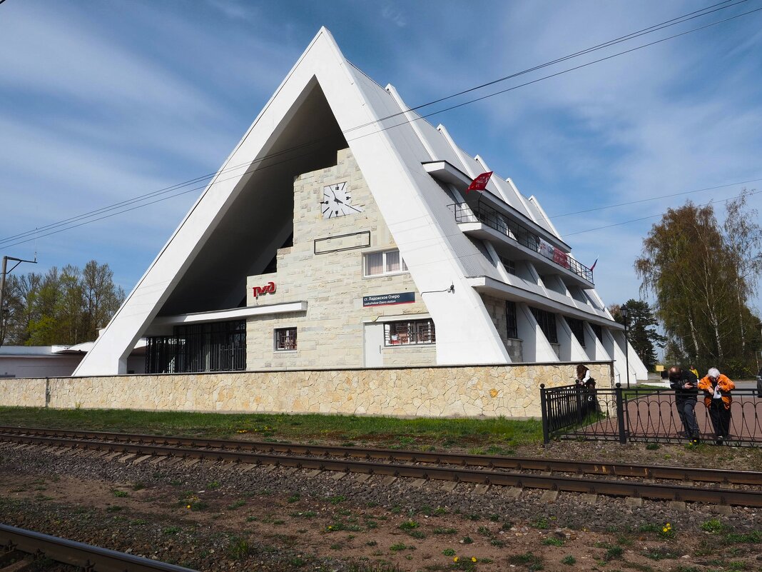 На железнодорожной станции "Ладожское озеро" - Магомед . На железнодорожной станции "Ладожское озеро" - Магомед .