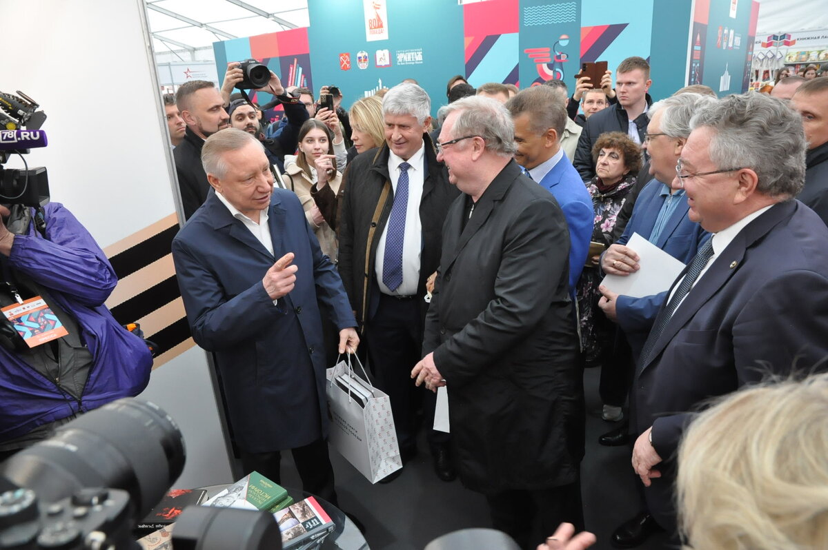 На книжном салоне. - Харис Шахмаметьев На книжном салоне. - Харис Шахмаметьев