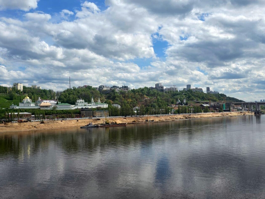 Городской пейзаж Нижнего Новгорода с рекой и облачным небом. - Ольга Довженко Городской пейзаж Нижнего Новгорода с рекой и облачным небом. - Ольга Довженко