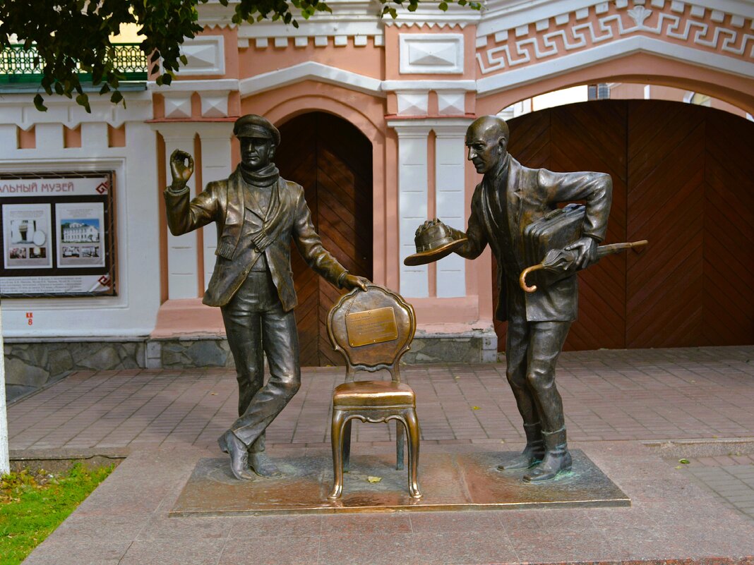 Чебоксары. Памятник Остапу Бендеру и Кисе Воробьянинову. - Пётр Чернега