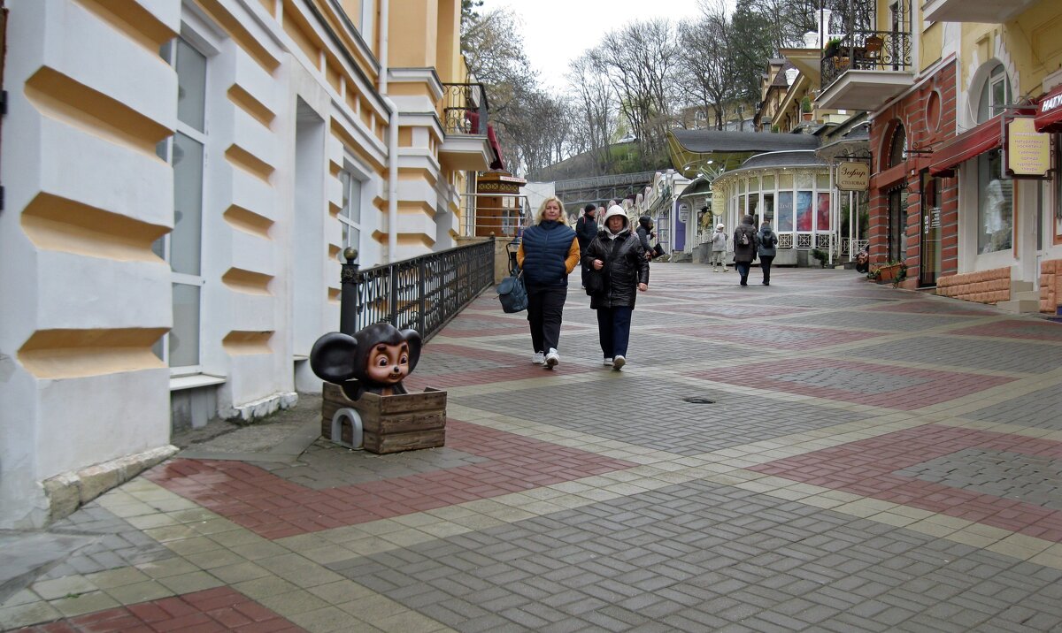 Чебурашка в ящике на пр.Карла Маркса.Кисловодск - Galina Solovova Чебурашка в ящике на пр.Карла Маркса.Кисловодск - Galina Solovova