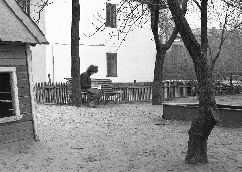 На детской площадке - Владимир Нефедов