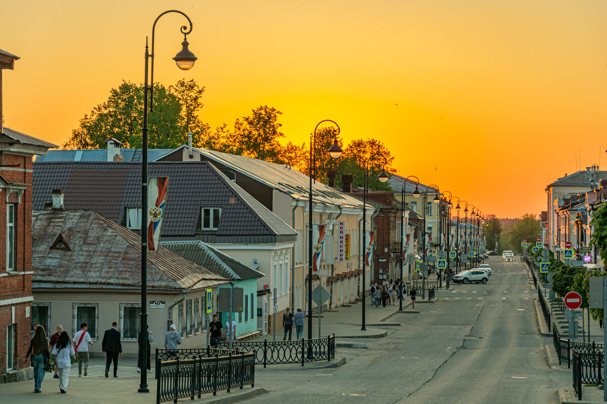 По центральной улочке - Александр Филатов По центральной улочке - Александр Филатов