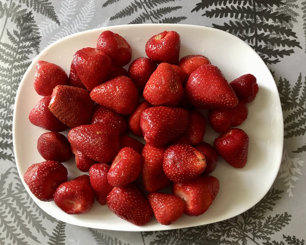 Первая клубника нового сезона. - Любовь 