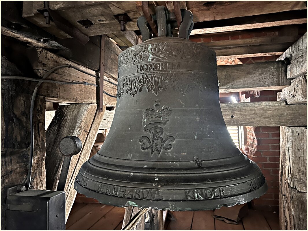 Старинный колокол. - Валерия Комова