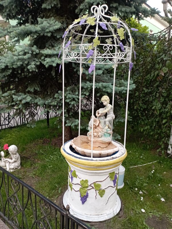 На территории монастыря - Елена Семигина