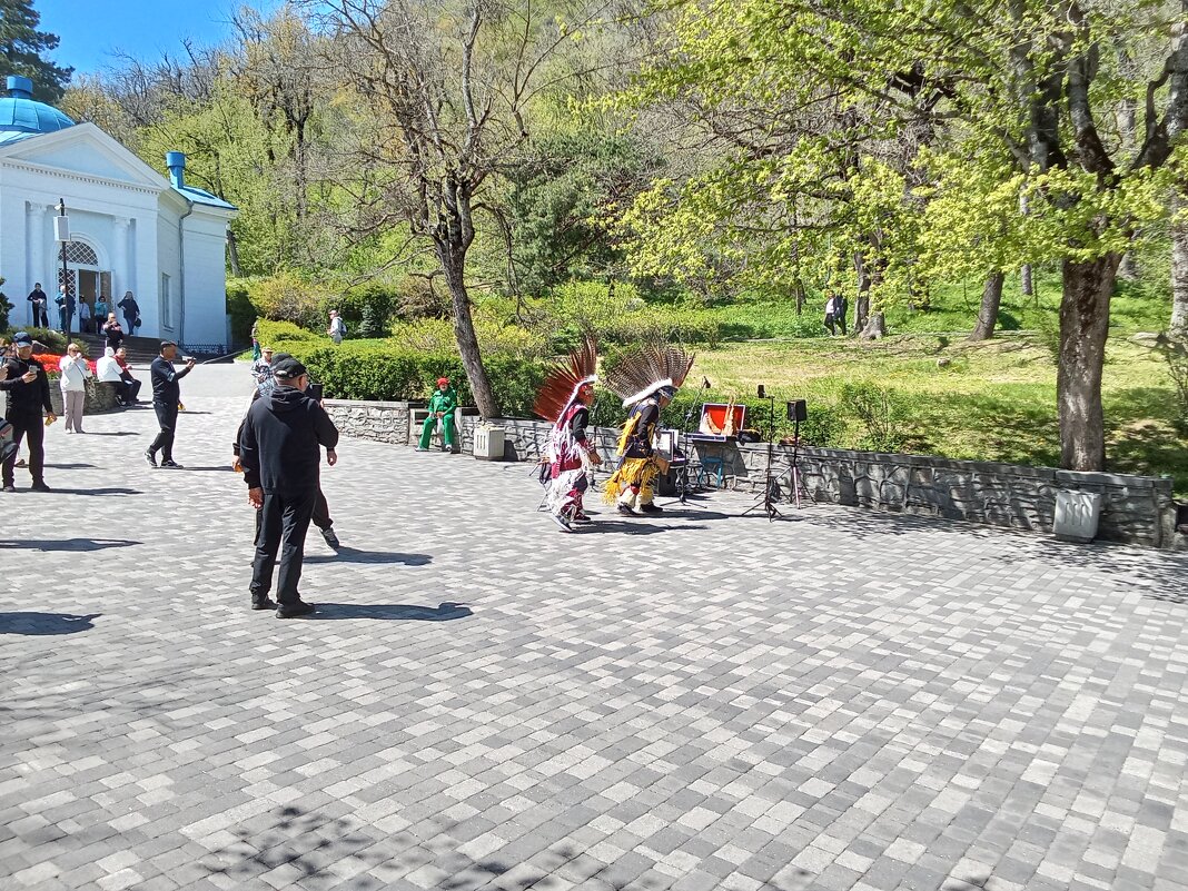 Уличные музыканты. Они ещё и танцуют! - Виктор Уличные музыканты. Они ещё и танцуют! - Виктор