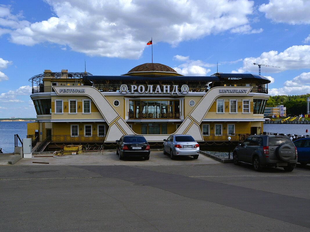 Чебоксары. Плавучий ресторан "Роланд". - Пётр Чернега Чебоксары. Плавучий ресторан "Роланд". - Пётр Чернега