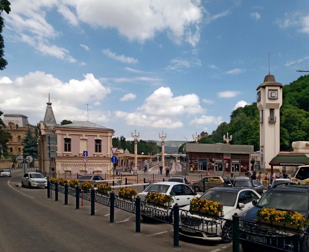 Вокзал и привокзальная площадь Кисловодска - Galina Solovova Вокзал и привокзальная площадь Кисловодска - Galina Solovova