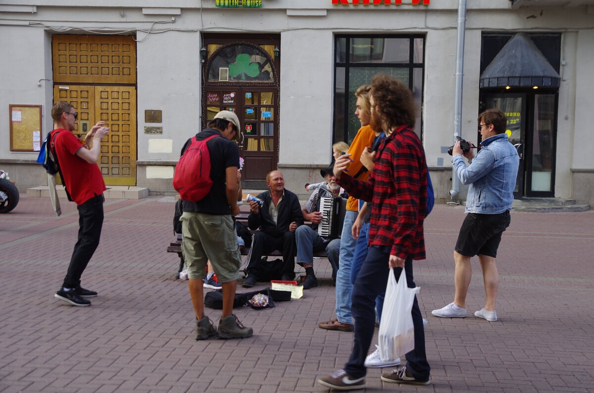 Любопытные иностранцы на Арбате - Сергей Швечков Любопытные иностранцы на Арбате - Сергей Швечков