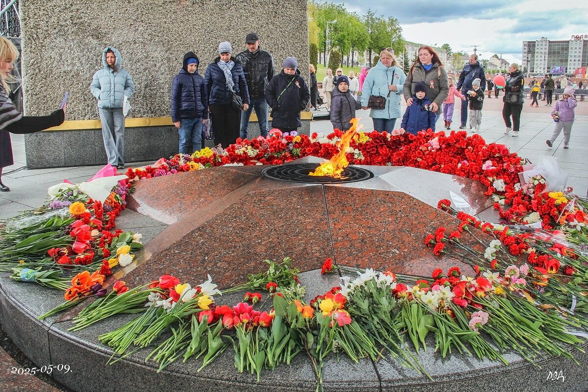 "Вечный огонь." - Роланд Дубровский "Вечный огонь." - Роланд Дубровский