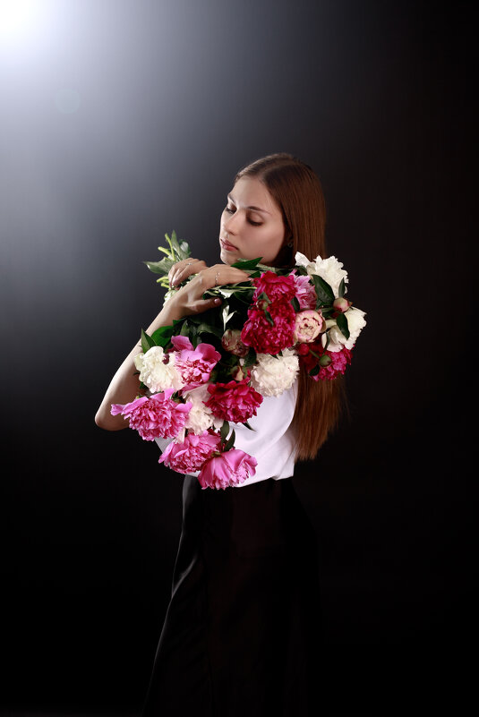 Девушка с пионами - Юлия Кравченко