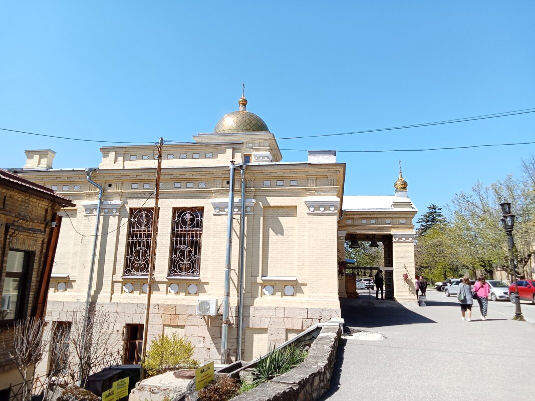 Вид на храм с боку - Виктор Вид на храм с боку - Виктор