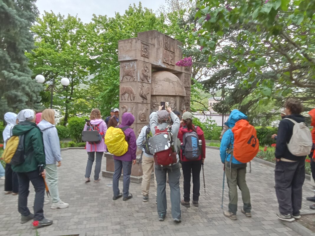 Туристы в Курортном парке возле крутящегося яйца - Виктор 
