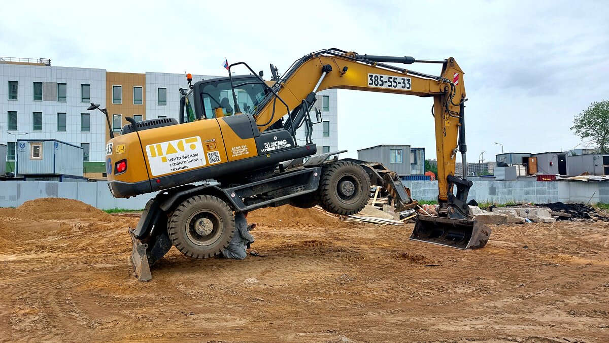 Экскаваторщик снизу - Максим Егоров Экскаваторщик снизу - Максим Егоров