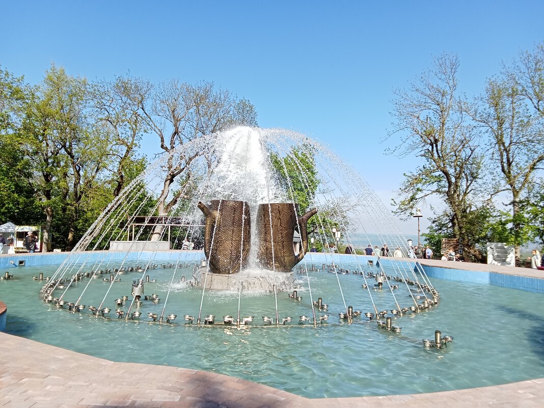 Фонтан возле смирновского источника и Каскадной лестницы - Виктор Фонтан возле смирновского источника и Каскадной лестницы - Виктор