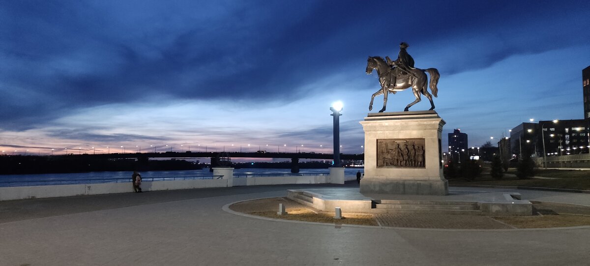 памятник вечером - Андрей Петренко памятник вечером - Андрей Петренко
