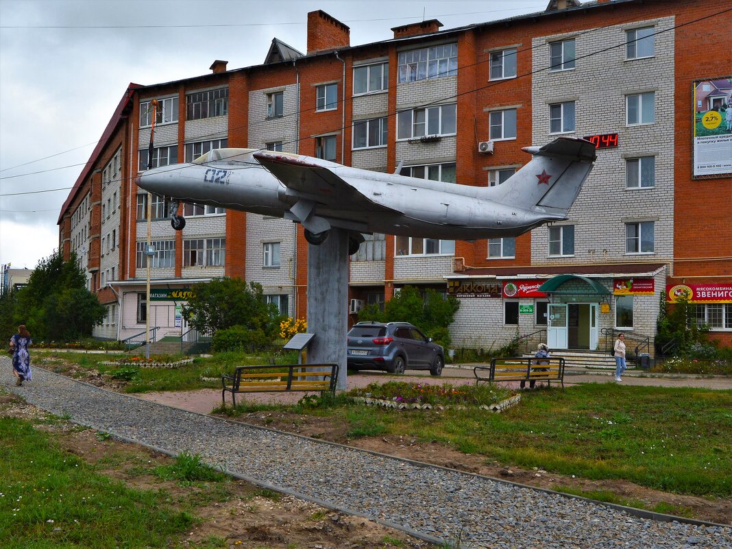 Ябрин. Памятник боевому самолёту Л-29. - Пётр Чернега Ябрин. Памятник боевому самолёту Л-29. - Пётр Чернега