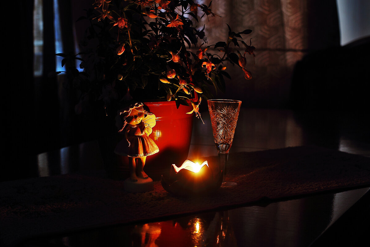 Возле свечи - Юрий Гайворонскiий Возле свечи - Юрий Гайворонскiий