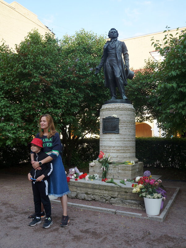 "...на фоне Пушкина снимается семейство..." - zavitok *