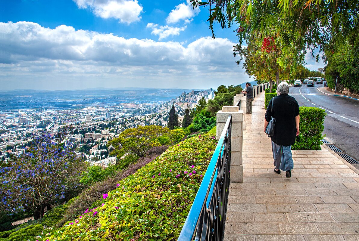 Прогуливаясь по Хайфе - Эмиль Прогуливаясь по Хайфе - Эмиль