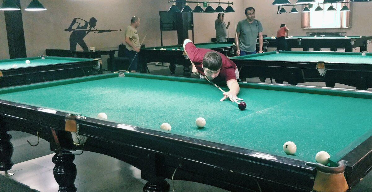 Играет парень в бильярд. - Андрей Хлопонин