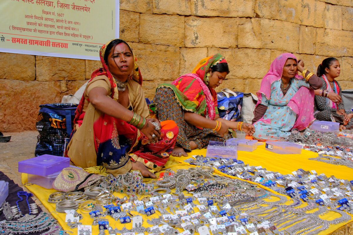 Продавчицы внутри форта Жайсальмер - Георгий А Продавчицы внутри форта Жайсальмер - Георгий А