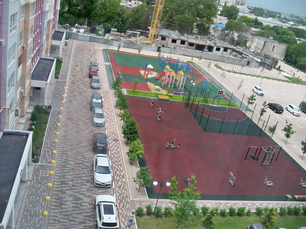 Вид на спортивную и детскую площадки - Валентин Семчишин Вид на спортивную и детскую площадки - Валентин Семчишин