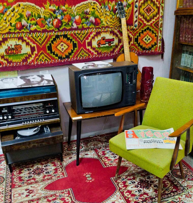 На выставке "Эпоха великих свершений. 100 лет СССР". - Галина Бобкина На выставке "Эпоха великих свершений. 100 лет СССР". - Галина Бобкина