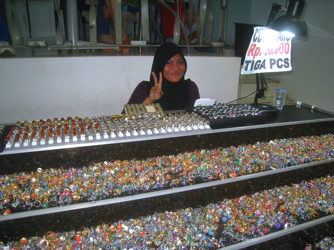 Богатейшая индонезийская девушка, обладательница драгоценных камней и ювелирных изделий. - unix (Илья Утропов)